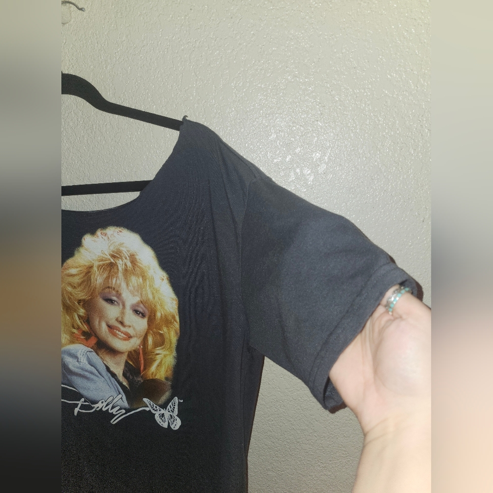 🦋EUC Dolly Parton "Dolly Parton Graphic Tee" ✨️THE NECK HAS BEEN CUT✂Sz Small🦋 - Picture 3 of 8